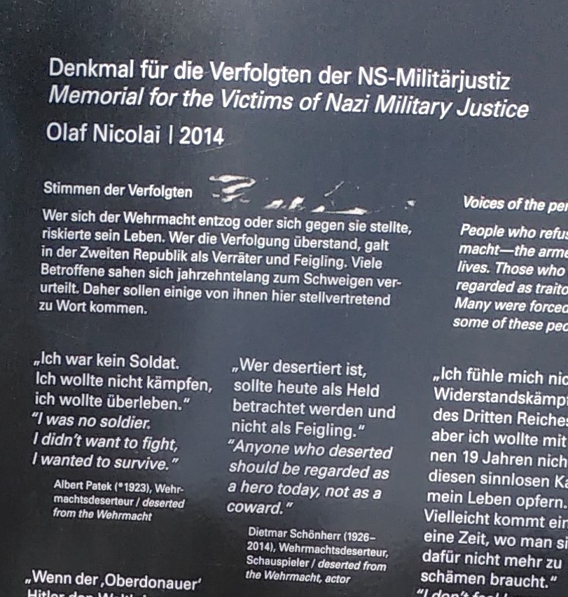 Begründung von Deserteuren am Denkmal für die Verfolgten der österreichischen Militärjustiz