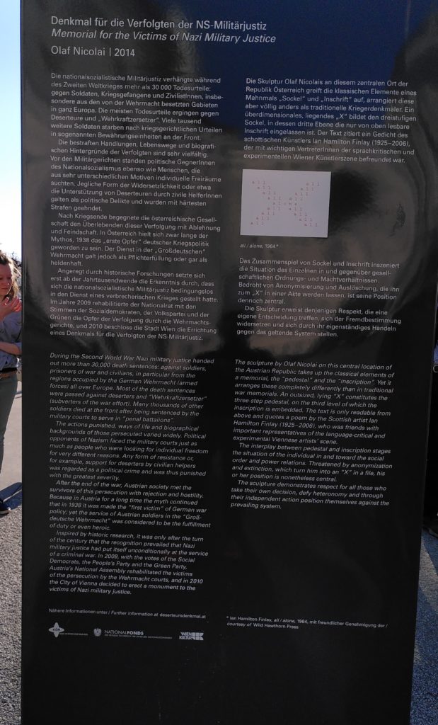 Vorderseite der Tafel beim Denkmal für die Verfolgten der österreichischen Militärjustiz