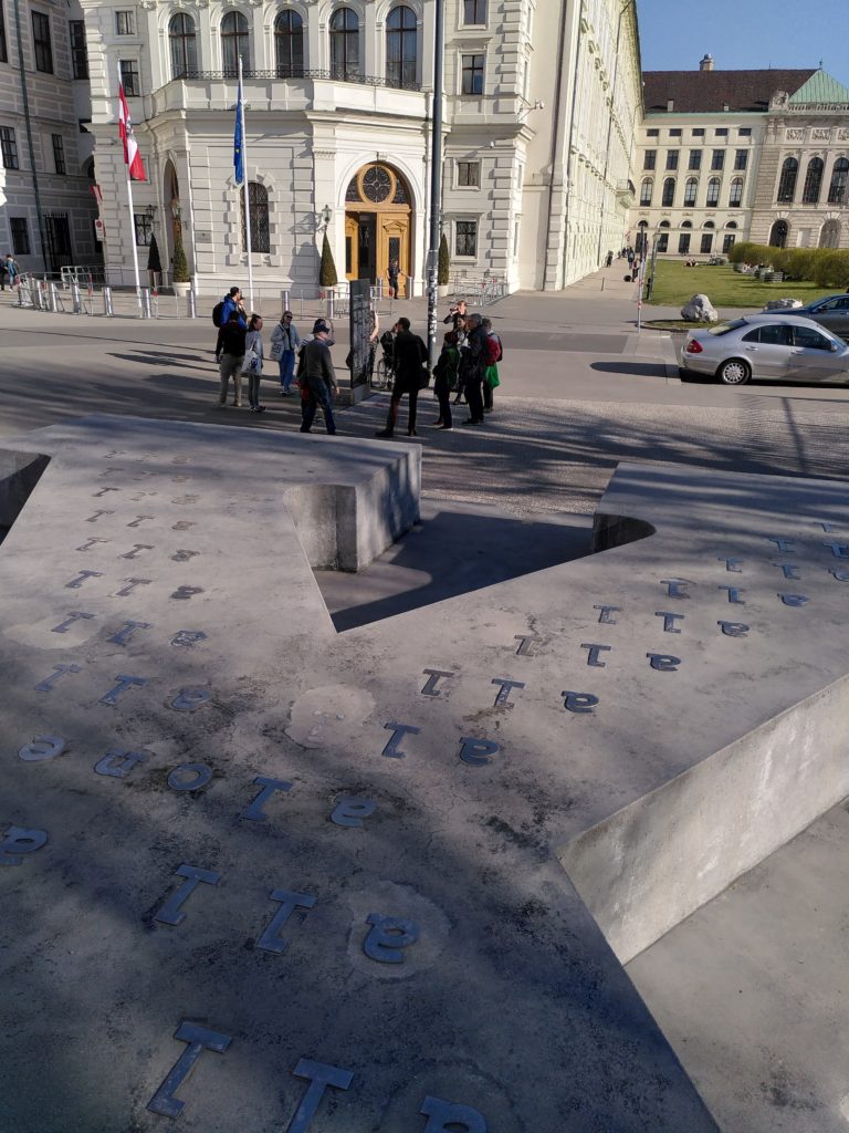 Inschrift auf dem Denkmal für die Verfolgten der österreichischen Militärjustiz