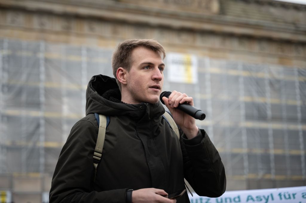 Der russische Kriegsdienstverweigerer Artem Klyga bei einer Solidaritätsaktion